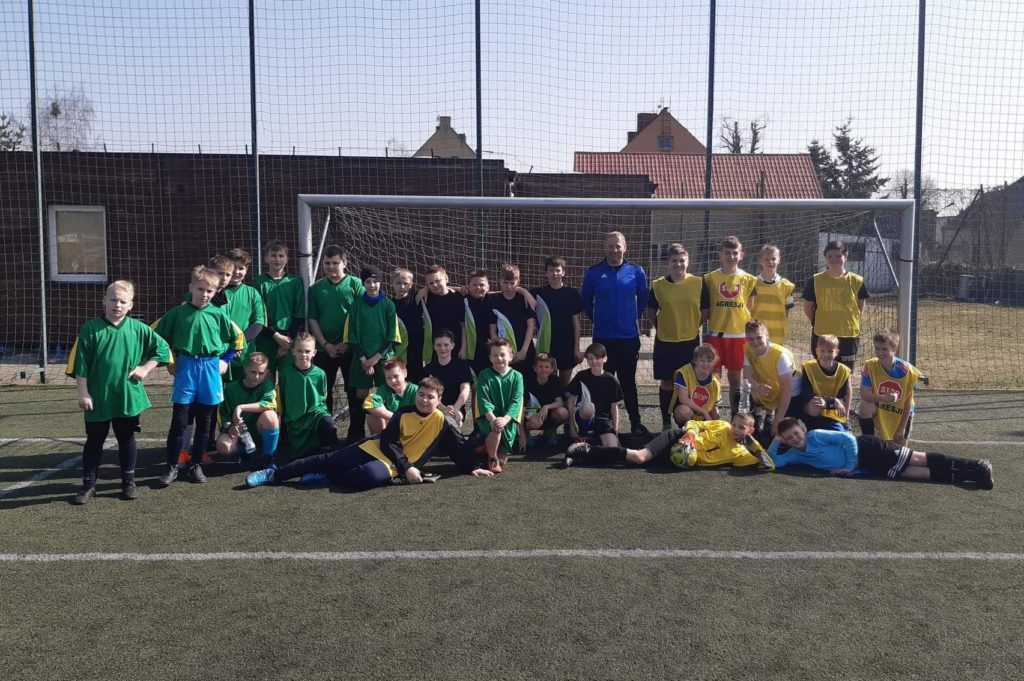 Grupowe zdjęcie  drużyn piłkarskich chłopców podczas turnieju gminnego w Lasocicach.